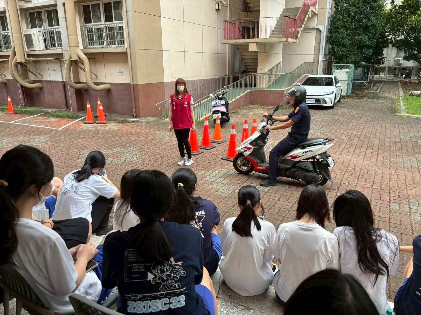 員警於校園內示範機車駕駛技巧,指導學生正確安全上路程序。(圖/新興分局 提供)