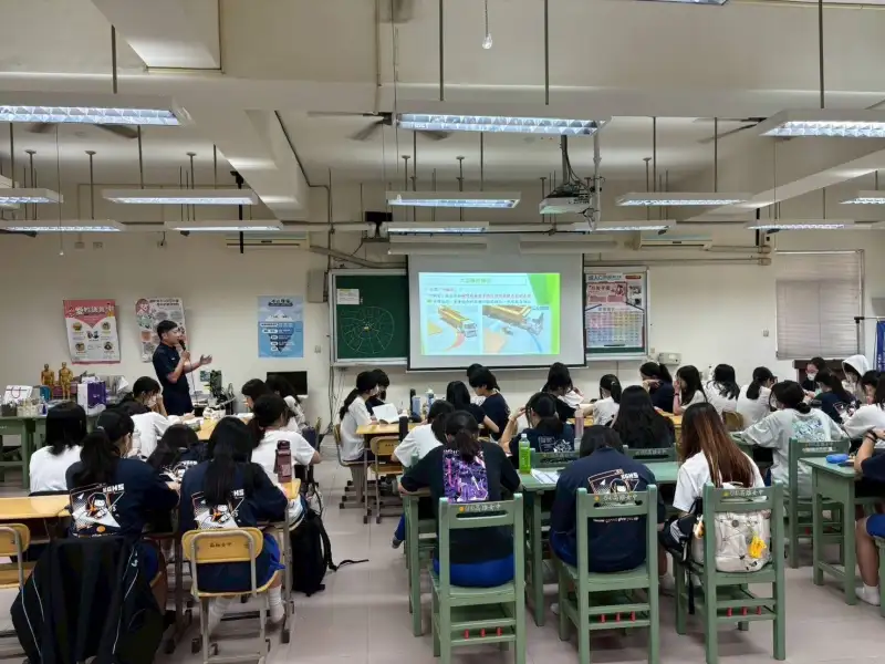 高中新手上路事故高風險 新興分局交通安全宣導吸引百名師生參與