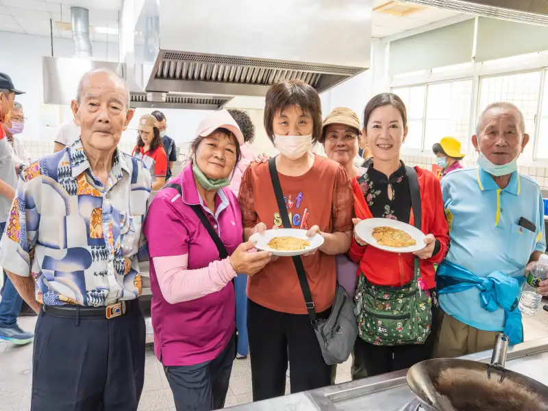 重陽健身趣.芝麻好食光 嘉藥攜手西港長輩尬飛輪 享用創意料理