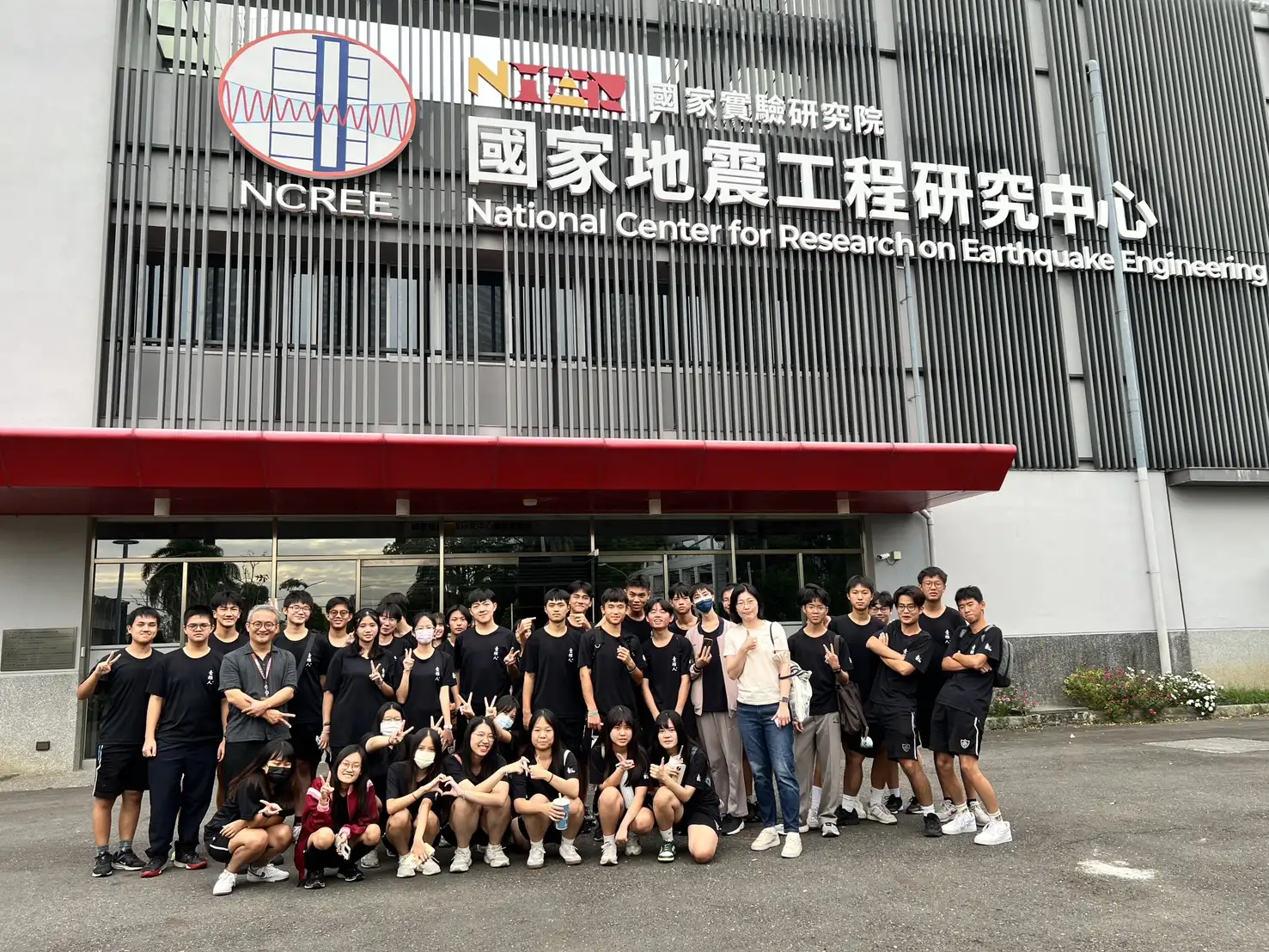 黃怡倩老師(右前一)與長榮中學高二數理實驗班同學於中央研究院南部院區留影。(圖/長榮中學 提供)