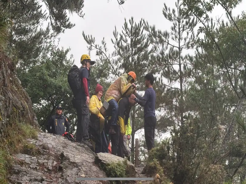 女子登玉山途中高山症發作 警消冒雨上山急救援