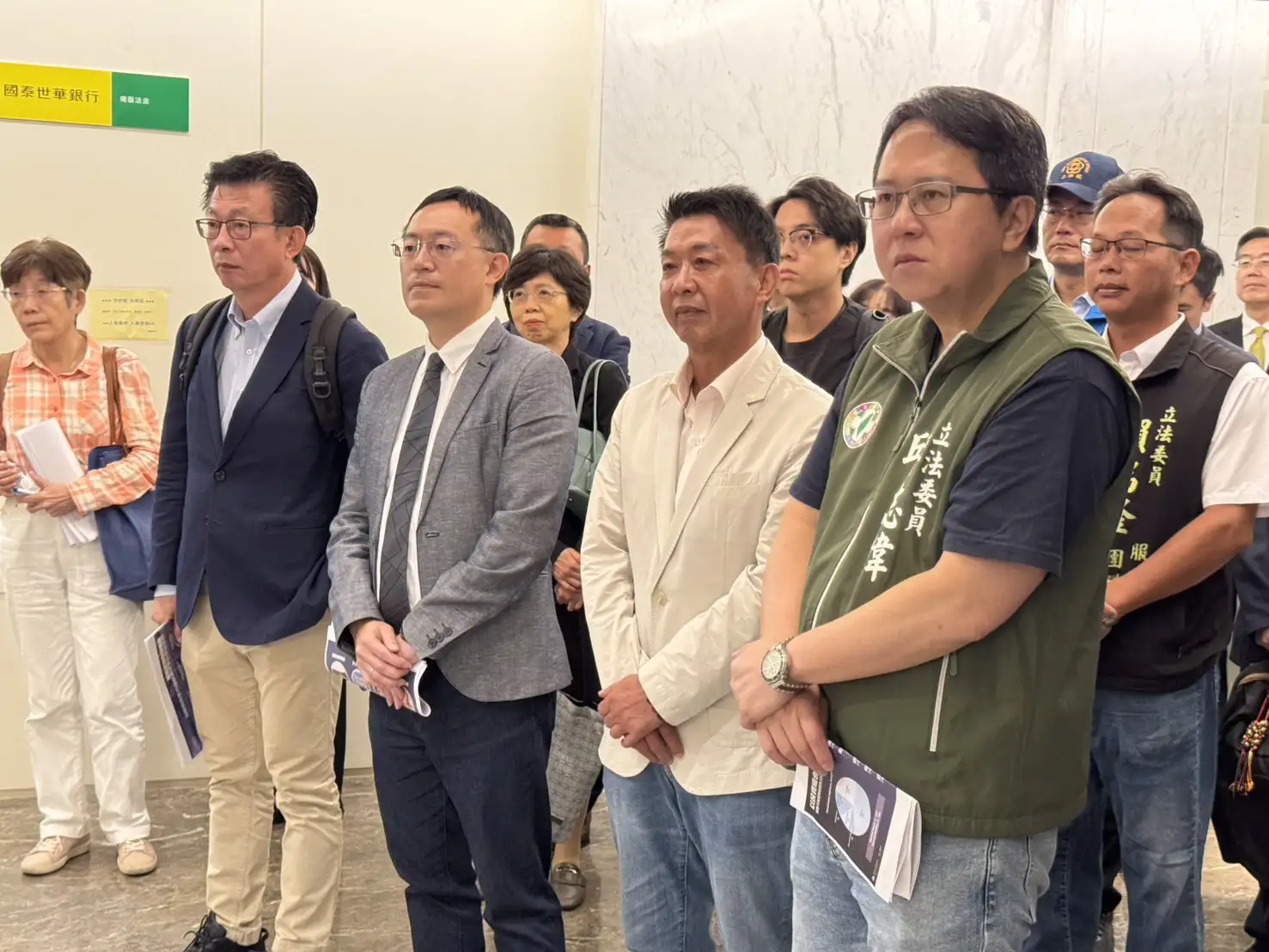 立法院財政委員會廿七日由召委李坤城率隊,到高雄考察亞洲資產管理中心運作成果。(許智傑辦公室提供)