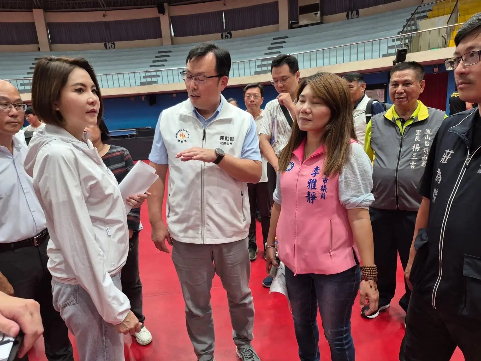 立委陳菁徽與市議員李雅靜聯手爭取三千萬元修繕經費，協助完成五甲國小體育館整修。（記者吳文生翻攝）