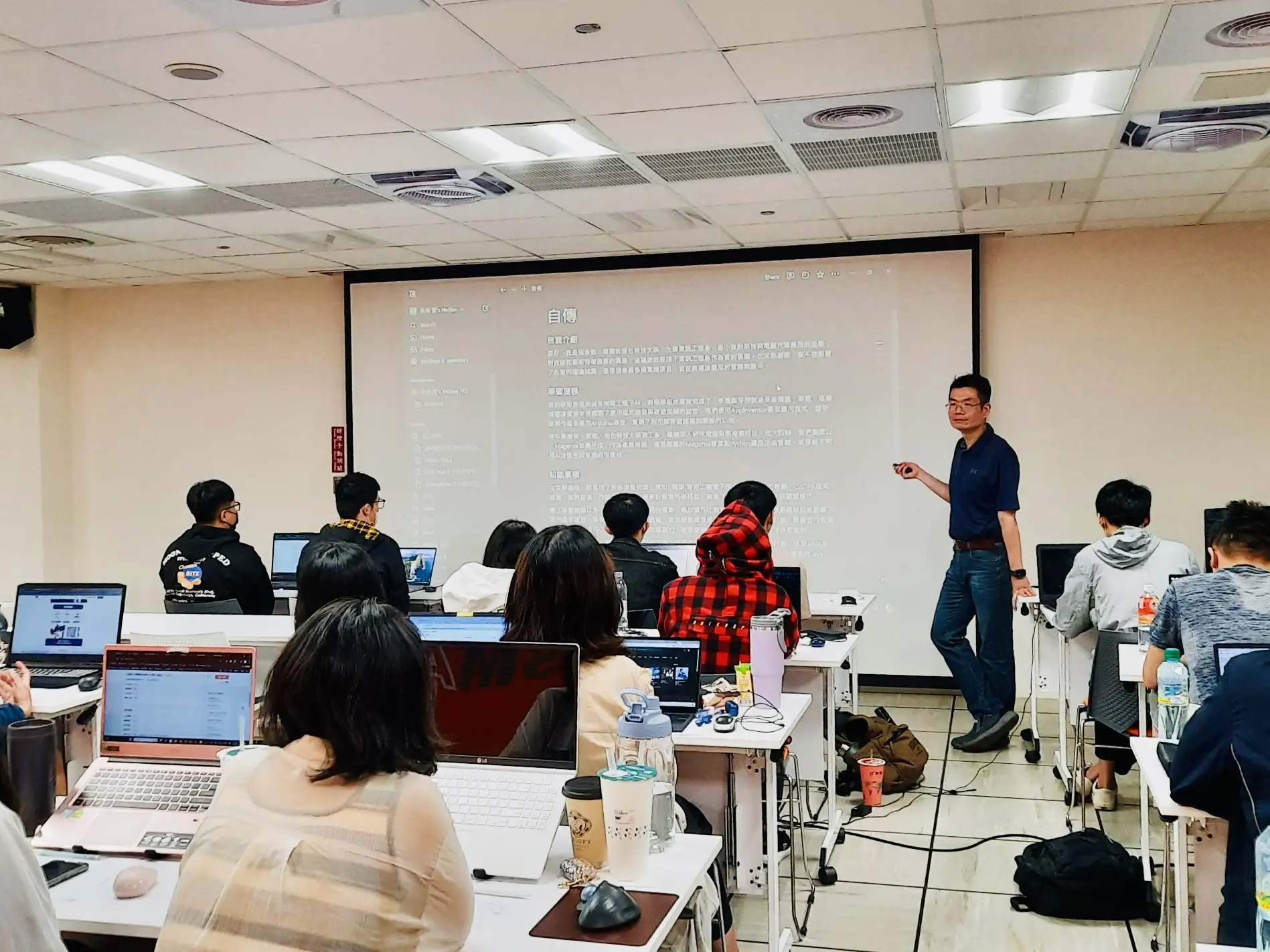 阿德透過南分署「產業新尖兵計畫」提升職能順利轉職,獎勵金及訓練費用補助更讓他能專注學習,無後顧之憂。(圖/雲嘉南分署 提供)