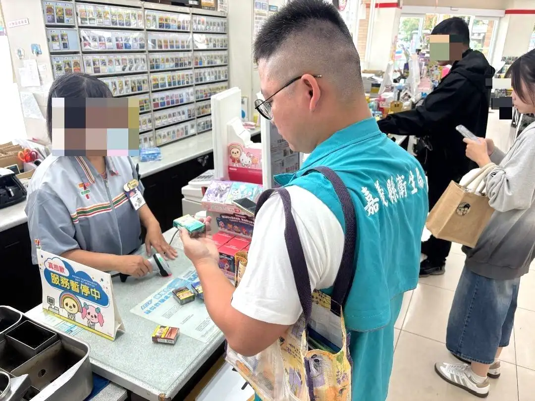 嘉義縣衛生局稽查人員前往商家稽查加熱菸販售情形，落實菸品管理與法令遵循。(圖/嘉義縣衛生局 提供)