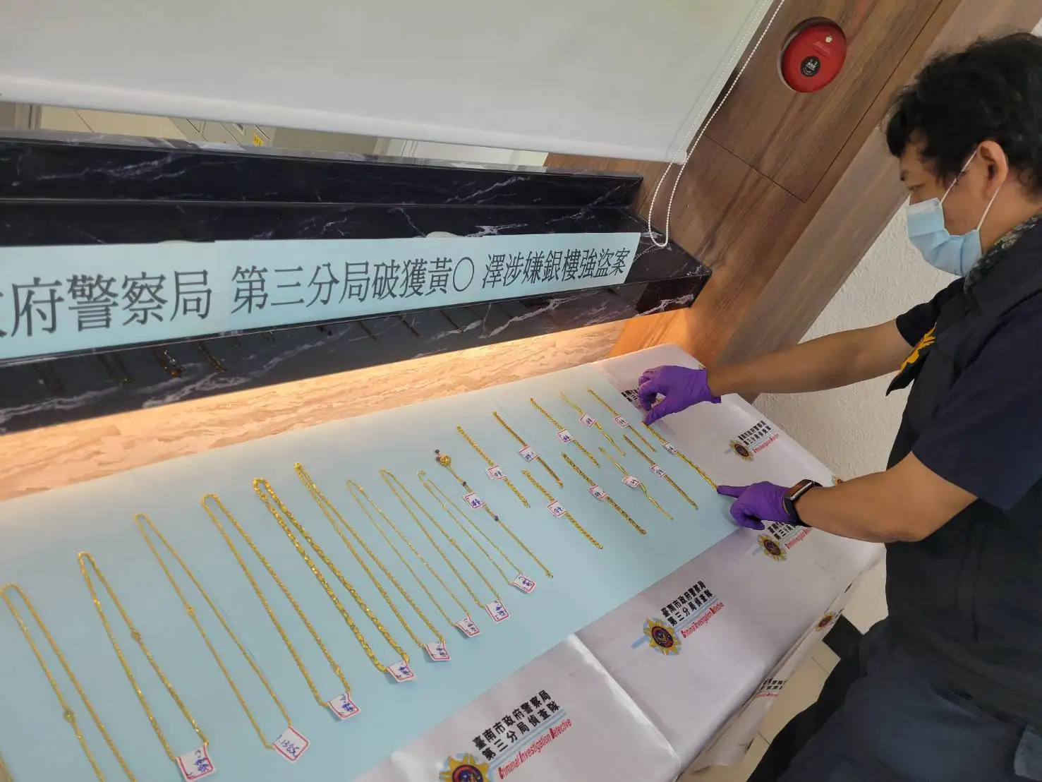 專案小組查扣遭搶金飾一批,順利追回民眾財產。(圖/臺南市政府警察局第三分局 提供)