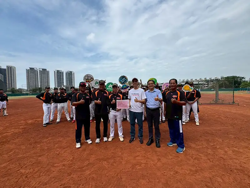 輝達協理廖彥勛(前排右8)偕同鐘俊顏副校長(右7)赴小北棒球場,將獎助學金交給甲組棒球隊,並與棒球隊教練與球員合影。(圖/崑山科技大學 提供)