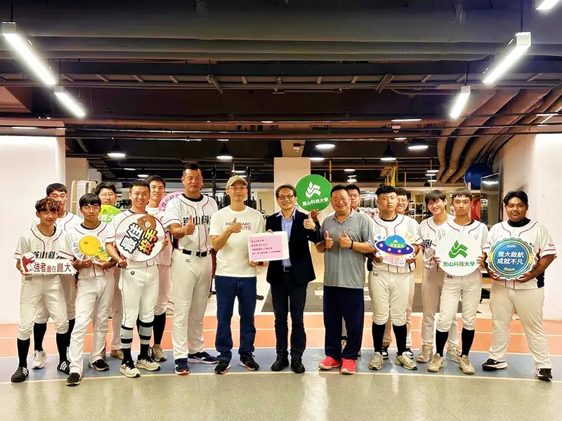 輝達協理廖彥勛(前排左5)回饋母校,行政副校長鐘俊顏(右5)代表感謝校友助崑大棒球教。(圖/崑山科技大學 提供)