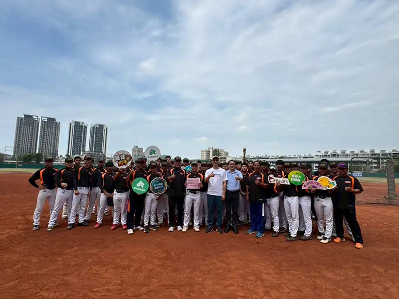 輝達協理廖彥(前排右8)偕同鐘俊顏副校長(右7)赴小北棒球場,將獎助學金交給甲組棒球。(圖/崑山科技大學 提供)