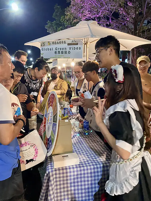 崑山科大外籍學生邀請民眾轉出SDGs 17項目標,場面熱絡。(圖/崑山科技大學 提供)
