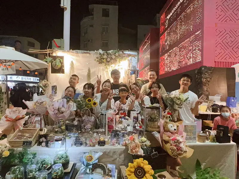 企管系產碩專班校友創業品牌「伊藝花坊」出席綠色永續市集。(圖/崑山科技大學 提供)