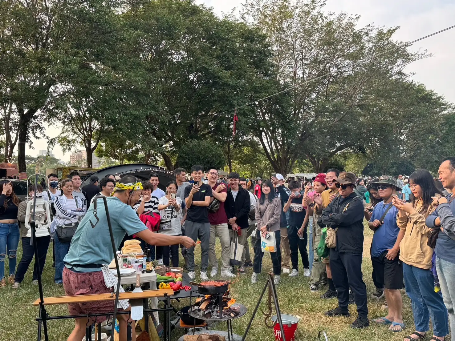 今年亮點「竹炊野食」,民眾可現場享受炭火慢煮的露營料理。(高雄市觀光局提供)