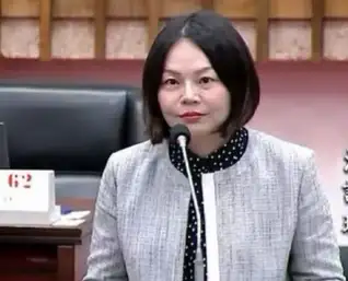 高雄市議員湯詠瑜在市政總質詢中呼籲提高生育補助及推動育兒友善職場。（記者吳文生攝）