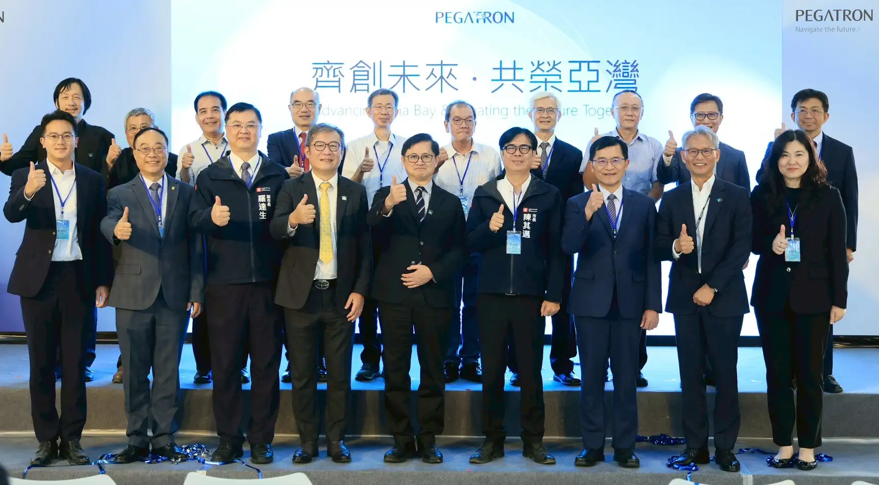 陳其邁與貴賓參觀展示區，了解5G與AI智慧製造應用。（記者吳文生翻攝）