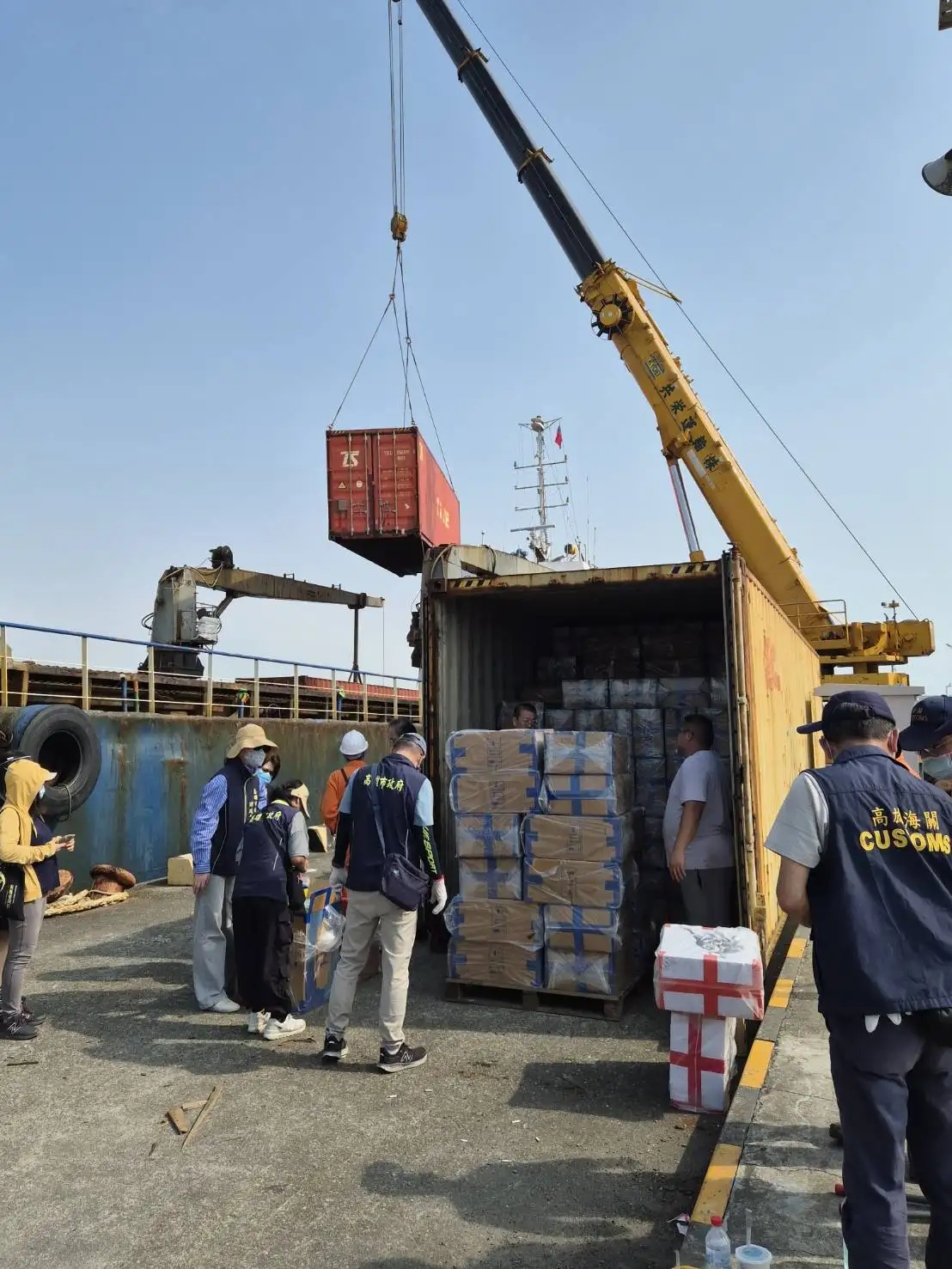 專案小組於海上主動登檢涉案貨輪，展現跨機關聯合查緝能量，精準打擊走私行為。(圖/刑事警察大隊 提供)