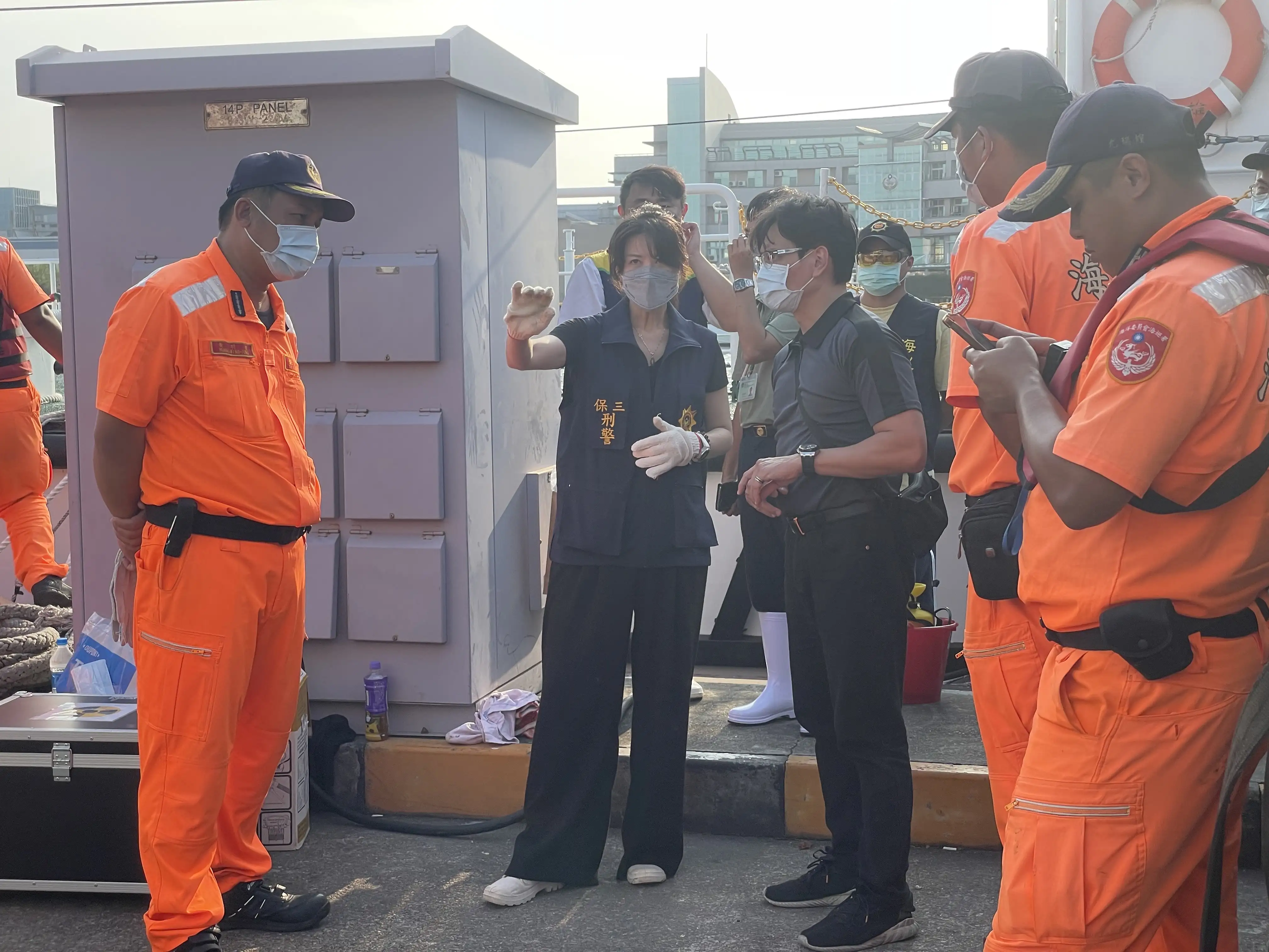 保三總隊與海巡署合作在高雄港外海登檢外籍貨輪，當場查獲大量冷凍肉品及私菸，強化邊境防疫與治安防線。(圖/刑事警察大隊 提供)