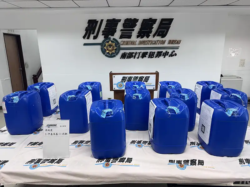 查獲的毒品先驅原料純度高達99%，若流入市面可製造成逾60萬包毒品咖啡包，危害重大。(圖/偵查第八大隊 提供)