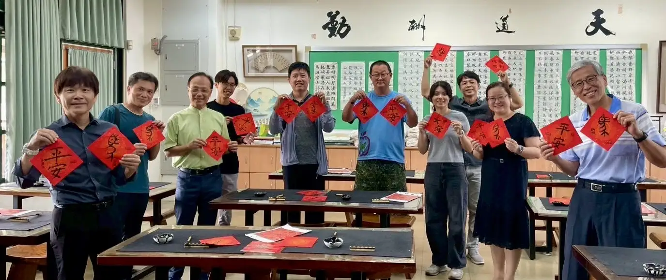 在書法體驗課程中，甄炳炫校長與參與校長、教師一同練習大篆「馬」字及隸書「平安」二字，透過筆觸與章法掌握，體驗書法的藝術與文化內涵。（記者吳文生攝）