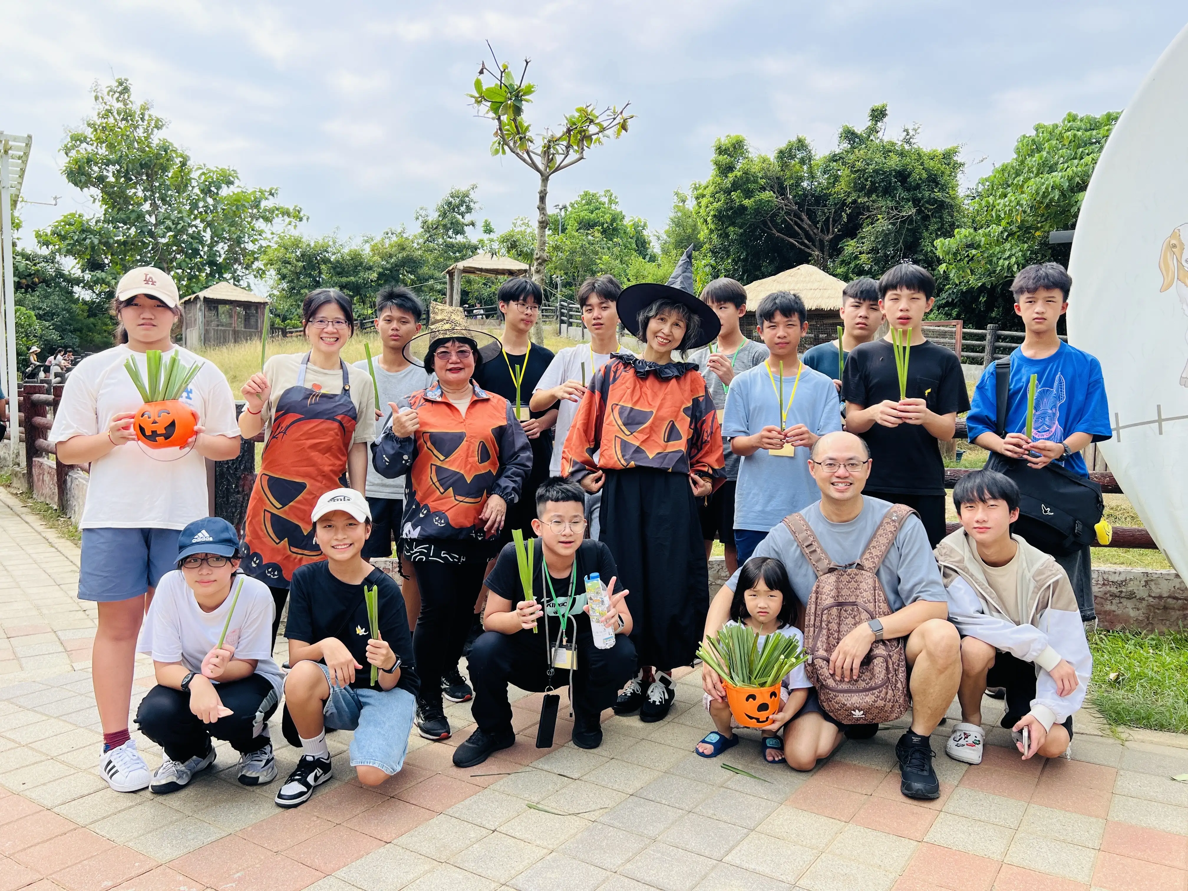 壽山動物園上週舉辦化裝舞會、劇團表演及市集等萬聖節活動,吸引近兩萬人次入園同樂。(觀光局提供)