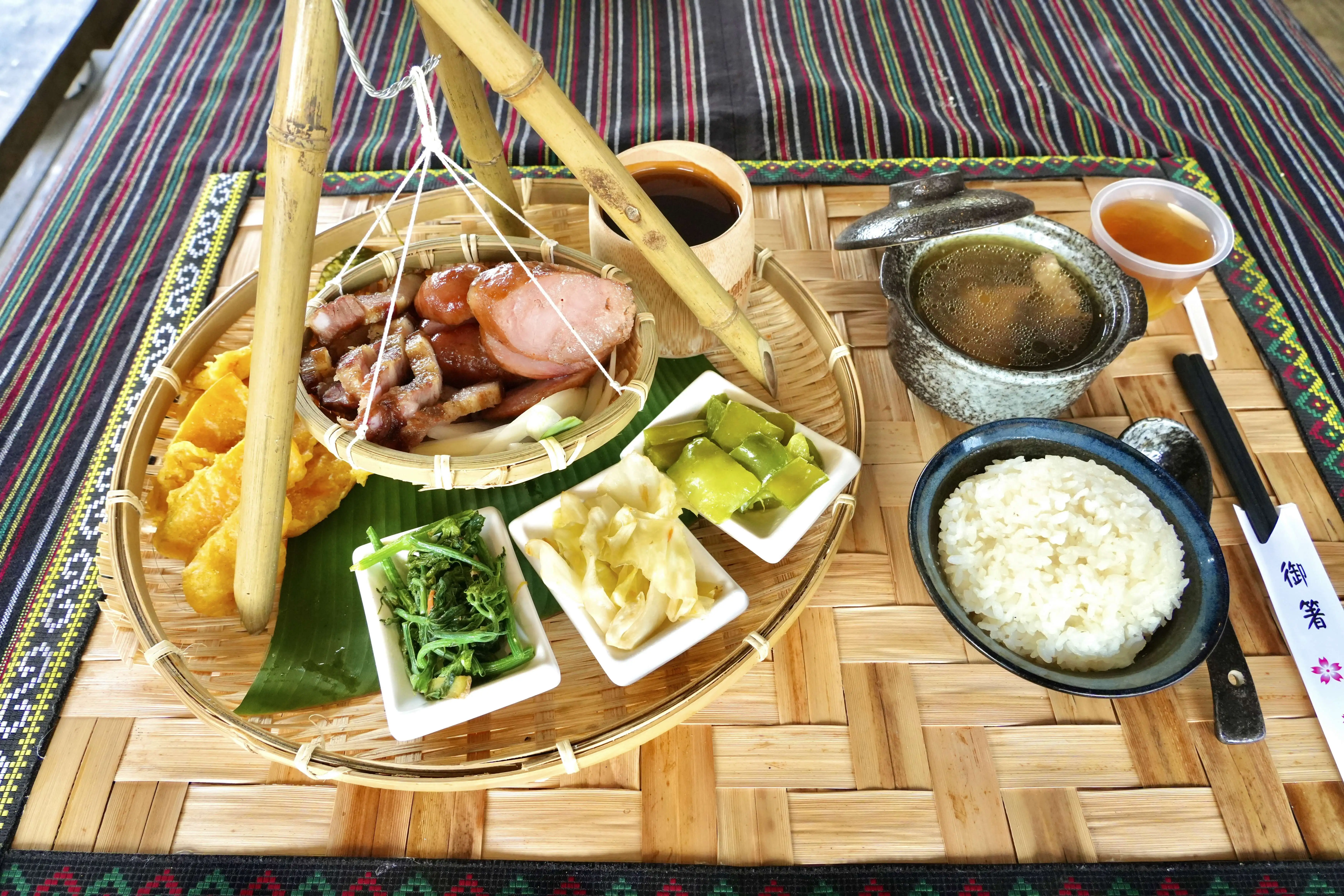 嘉義縣政府參加2025台北國際旅展,以「鄒伙玩」為主題展出。(圖/嘉義縣文化觀光局 提供)