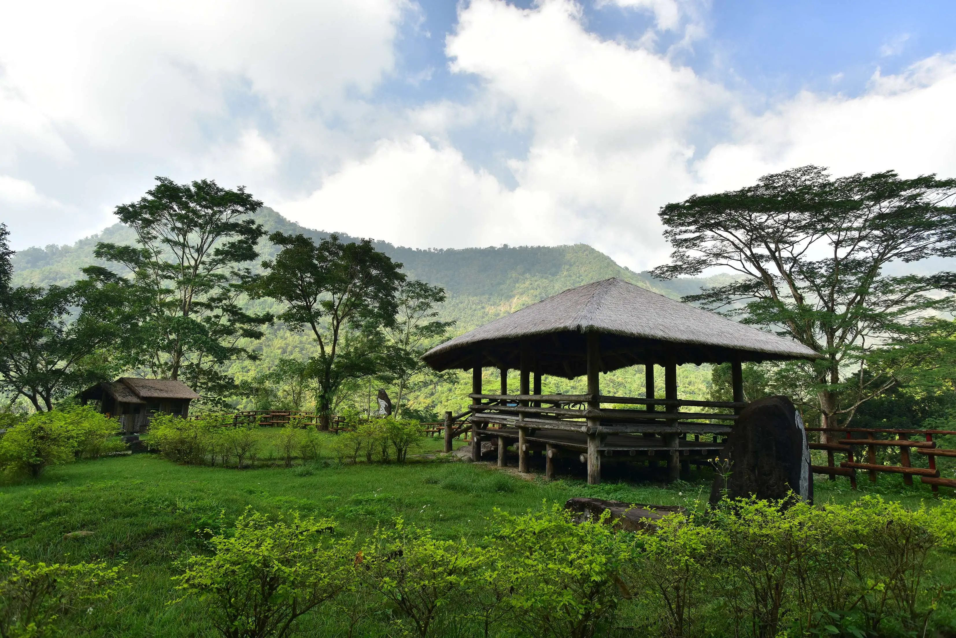 嘉義縣串聯逐鹿部落與茶山部落打造特色展區,現場展演部落文化魅力,吸引旅客一同感受鄒族熱情。(圖/嘉義縣文化觀光局 提供)