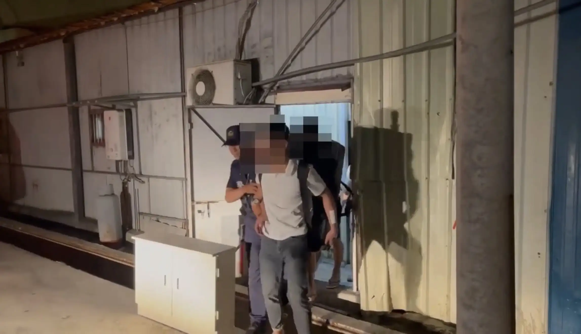 專供移工吸毒聚會,高雄警強勢攻堅查獲38人。(圖/偵三隊9分隊 提供)