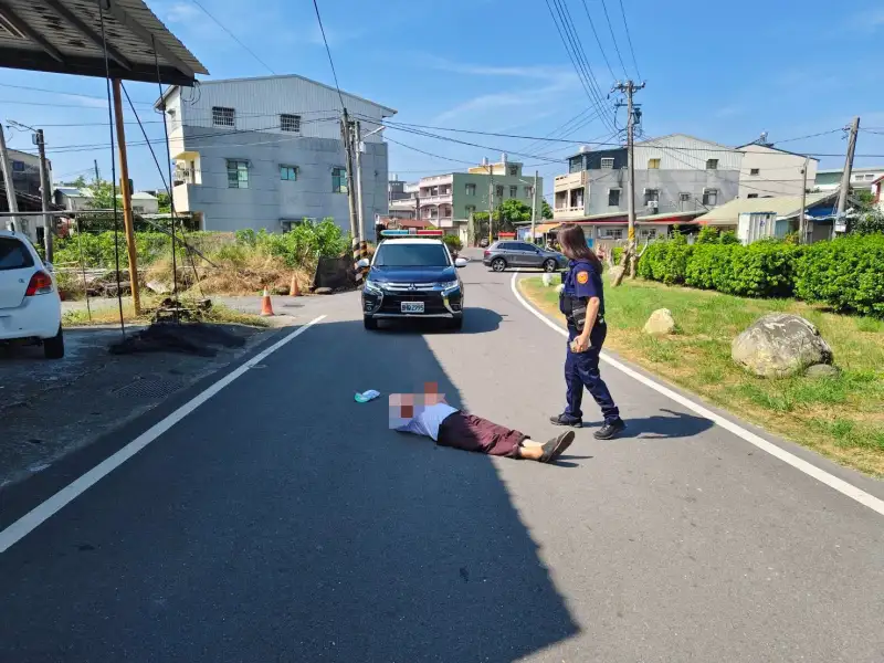 老翁跌倒路中 中埔警即時救援