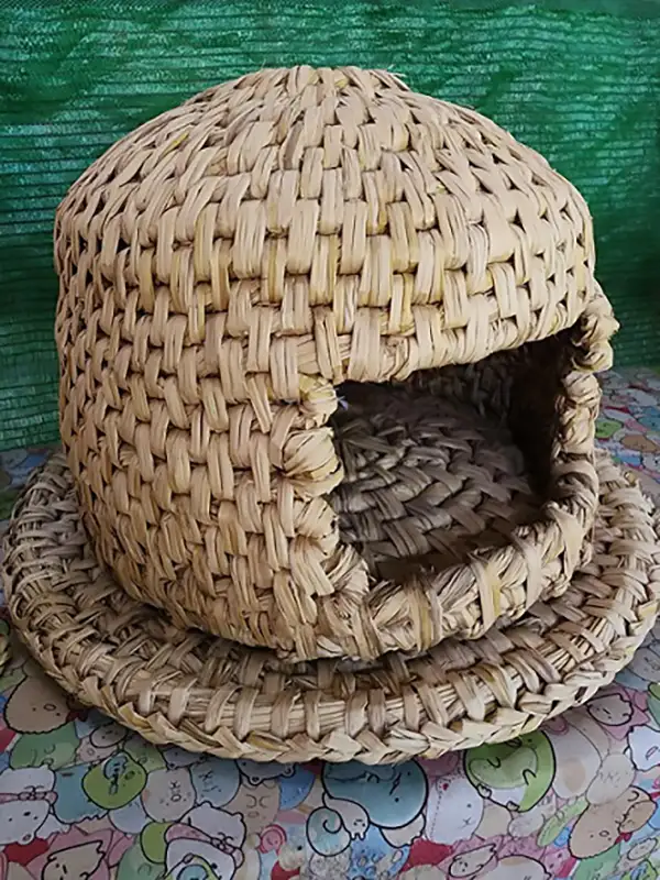 張淑娥自己構思設計的草編貓屋,舒適透氣。(圖/臺南市政府觀光旅遊局 提供)