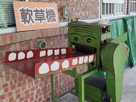 張淑娥為軟草機畫上可愛鱷魚,讓小朋友體驗注連繩製造過程。(圖/臺南市政府觀光旅遊局 提供)