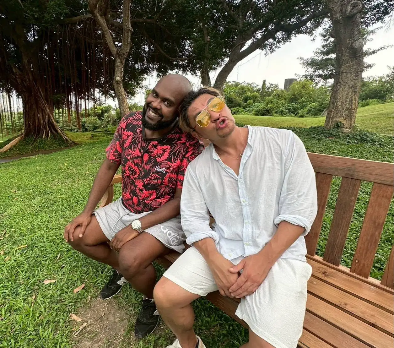 杜力與夢多於園區內俏皮合影,展現活力與好心情。(記者吳文生翻攝)