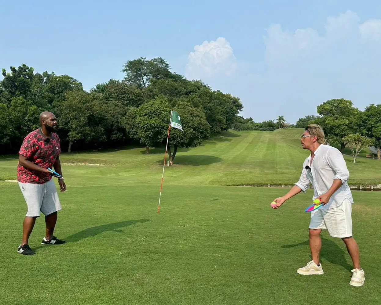 杜力(左)與夢多(右)在高雄果嶺自然公園玩起接飛盤、抓尾巴、黏巴球等闔家遊戲,歡笑聲不斷。(記者吳文生翻攝)