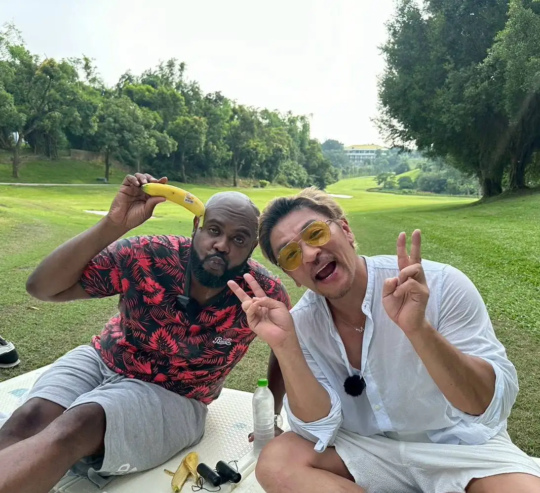 在10號果嶺席地而坐,果嶺自然公園成為市民與遊客野餐放鬆的理想場域。(記者吳文生翻攝)