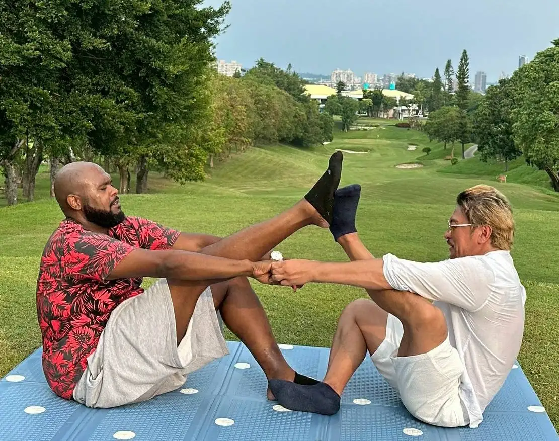 兩人在景色優美的18號果嶺挑戰雙人瑜伽,感受大自然的療癒氛圍。(記者吳文生翻攝)