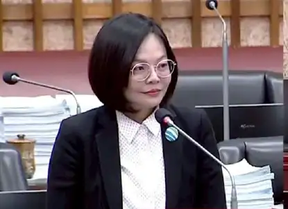 高雄市議員湯詠瑜質詢建議推動住商型儲能補助,讓全民共建韌性城市。(記者吳文生攝)