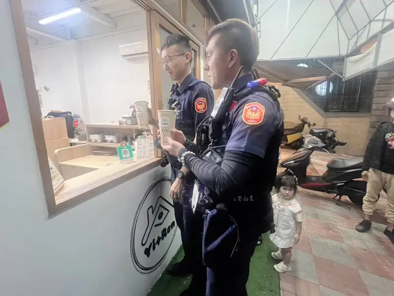 警察同仁著制服至合作店家 friendly 消費即可享有專屬優惠,鼓勵警察大方走入社區,展現正向互動,也讓民眾看見守護城市的日常身影。(圖/台南市警察局第五分局提供)