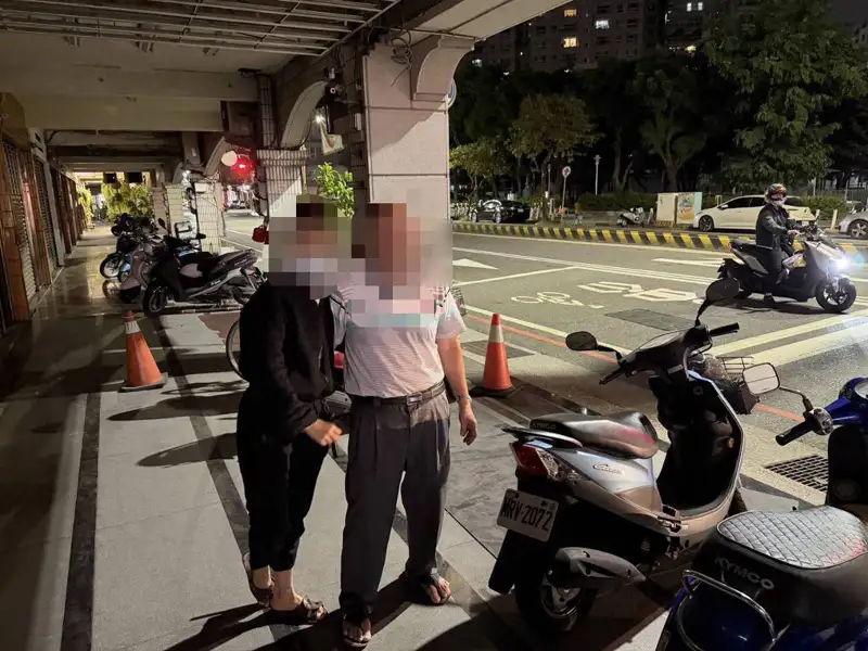 員警於北區臨安路口順利攔停迷途老翁,並協助通知家屬到場接回,家屬對警方積極協尋表示感謝。(圖/台南市警察局第五分局提供)