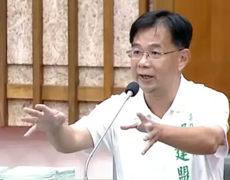 市議員郭建盟強調，亞洲新灣區海岸帝王級公有地世代共享，絕不可出售。（記者吳文生攝）