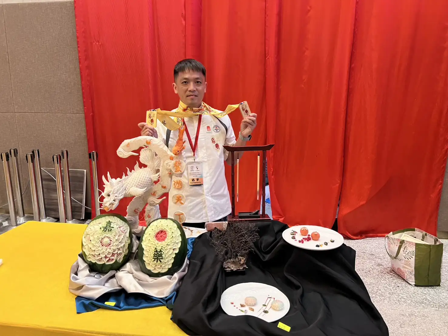 嘉藥生活系林宇志，以果雕作品「鰲遊天下」驚艷全場。(圖/嘉南藥理學院  提供)