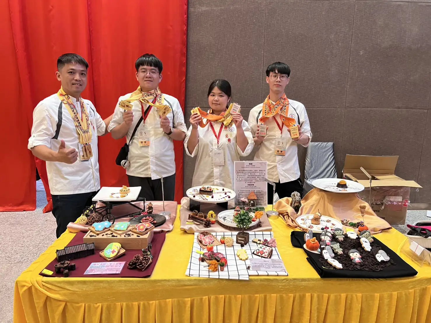 嘉藥林宇志老師、郭聖泓、林咨妤及吳岳錡(左至右)在馬來西亞比賽中大放異彩。(圖/嘉南藥理學院  提供)