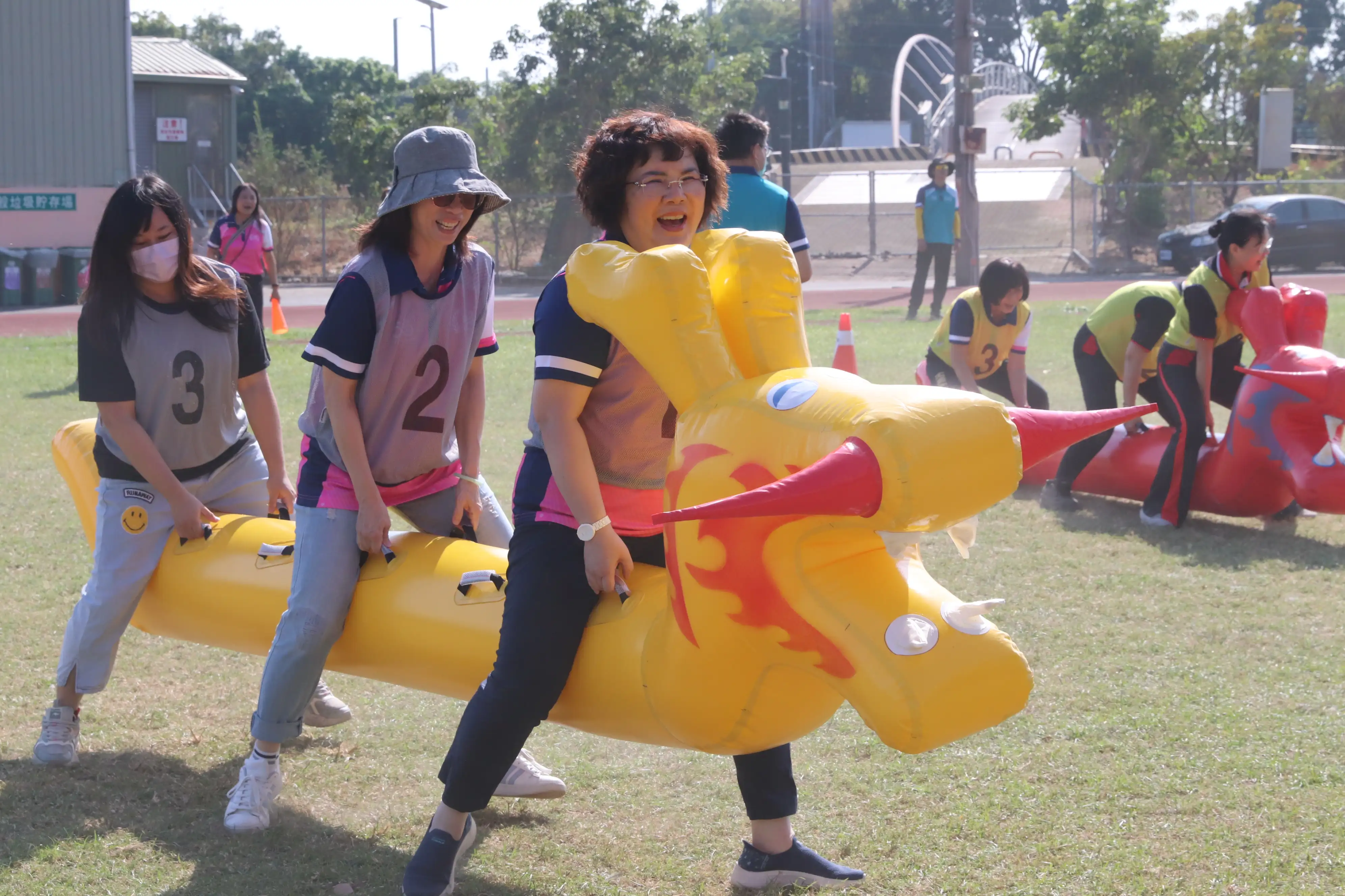中華醫大校慶運動會教職員趣味競賽，李碧娥校長(前) 帶領行政組參賽。(圖/中華醫事科技大學 提供)