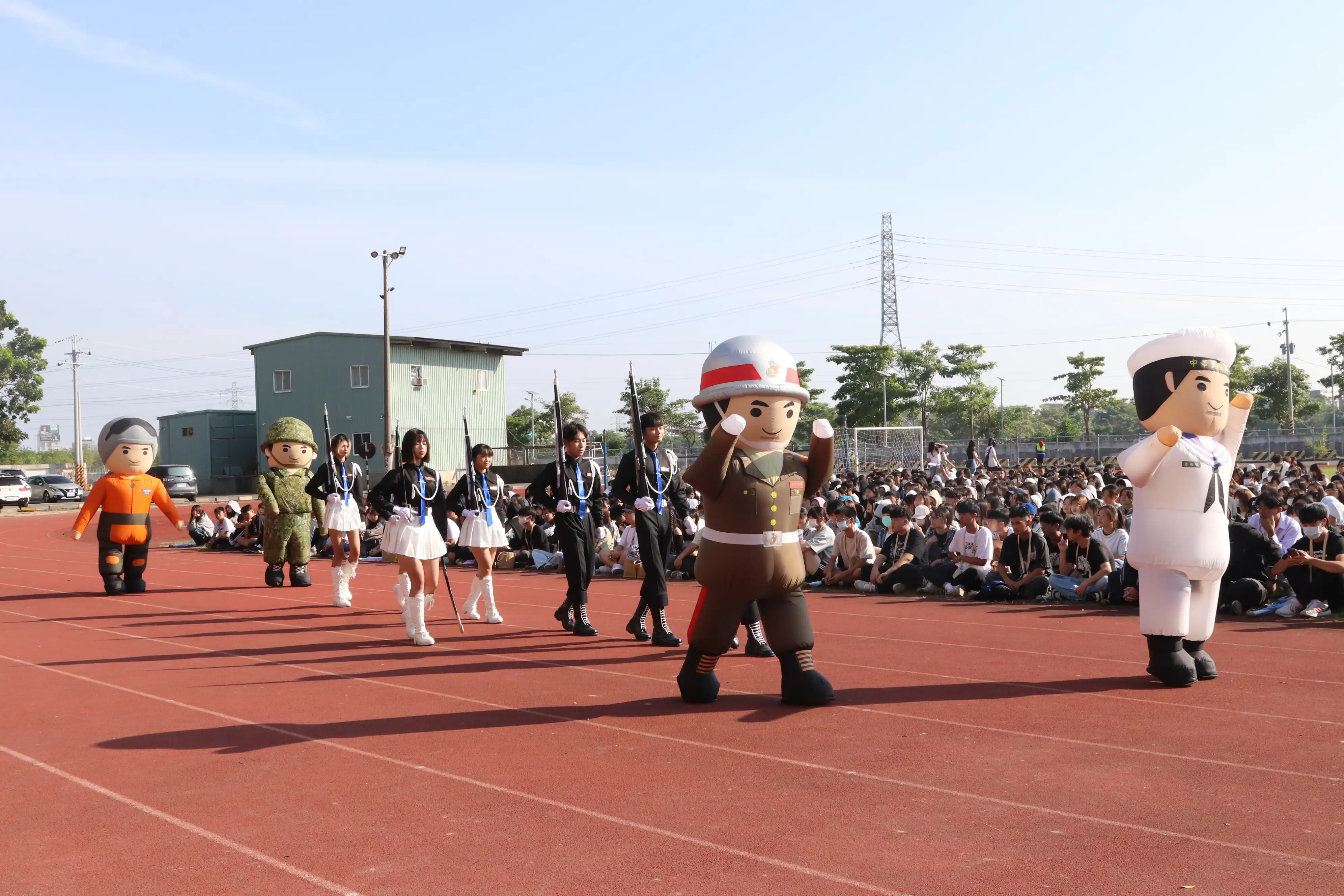 中華醫大57週年校慶運動會開幕，排球校隊選手護送校旗進場。(圖/中華醫事科技大學 提供)
