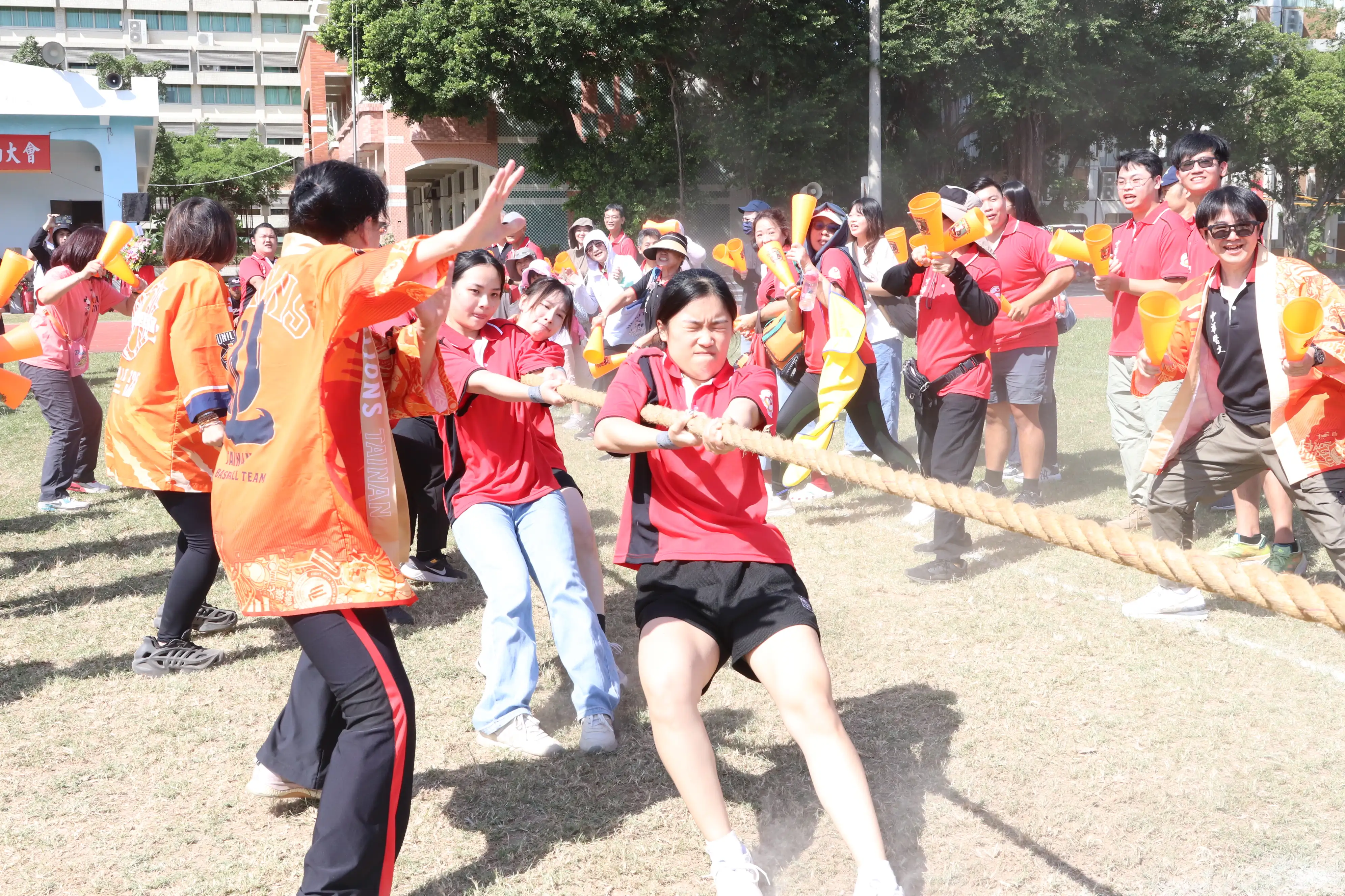 中華醫大校慶運動會學生在操場上上奮力進行拔河比賽。(圖/中華醫事科技大學 提供)