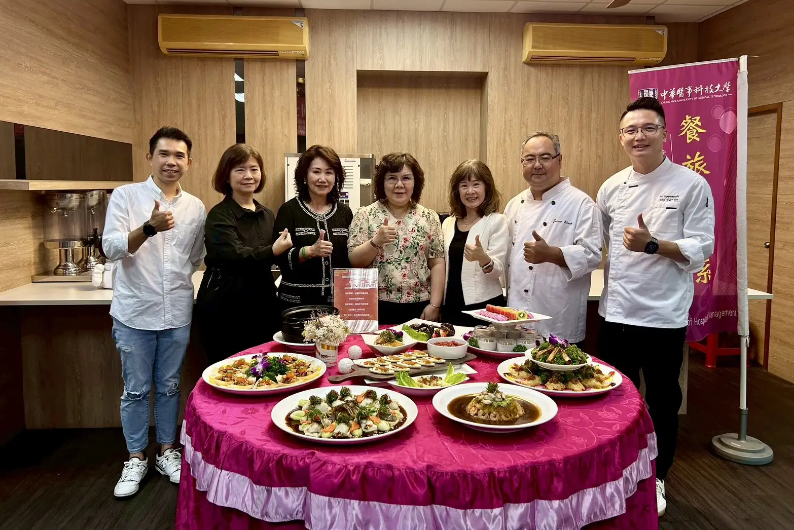 中華醫大餐旅系挑選優秀選手作品，由謝仁哲及黃裕文師生團隊將選手AI智慧菜單化為滿桌宴客菜餚。(圖/中華醫事科技大學 提供)