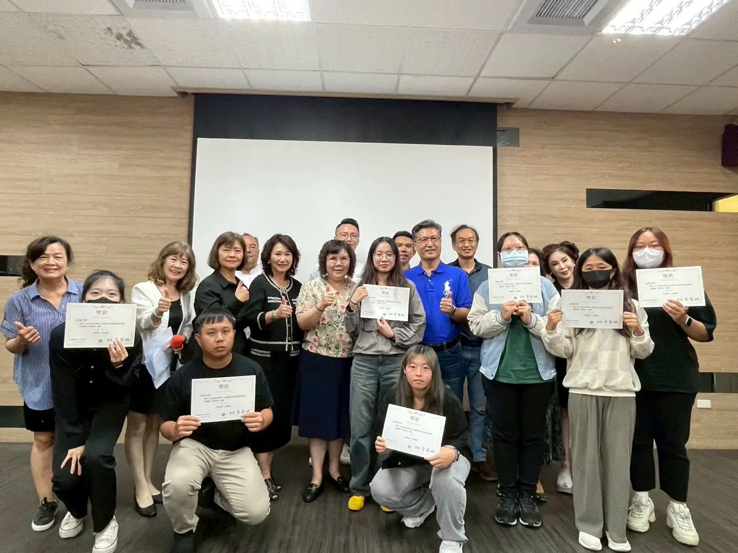 在中華醫大舉行的「從產地到餐桌～全國跨世代飲食智慧創新競賽」獲獎的參賽同學開心領獎並接受祝福。(圖/中華醫事科技大學 提供)