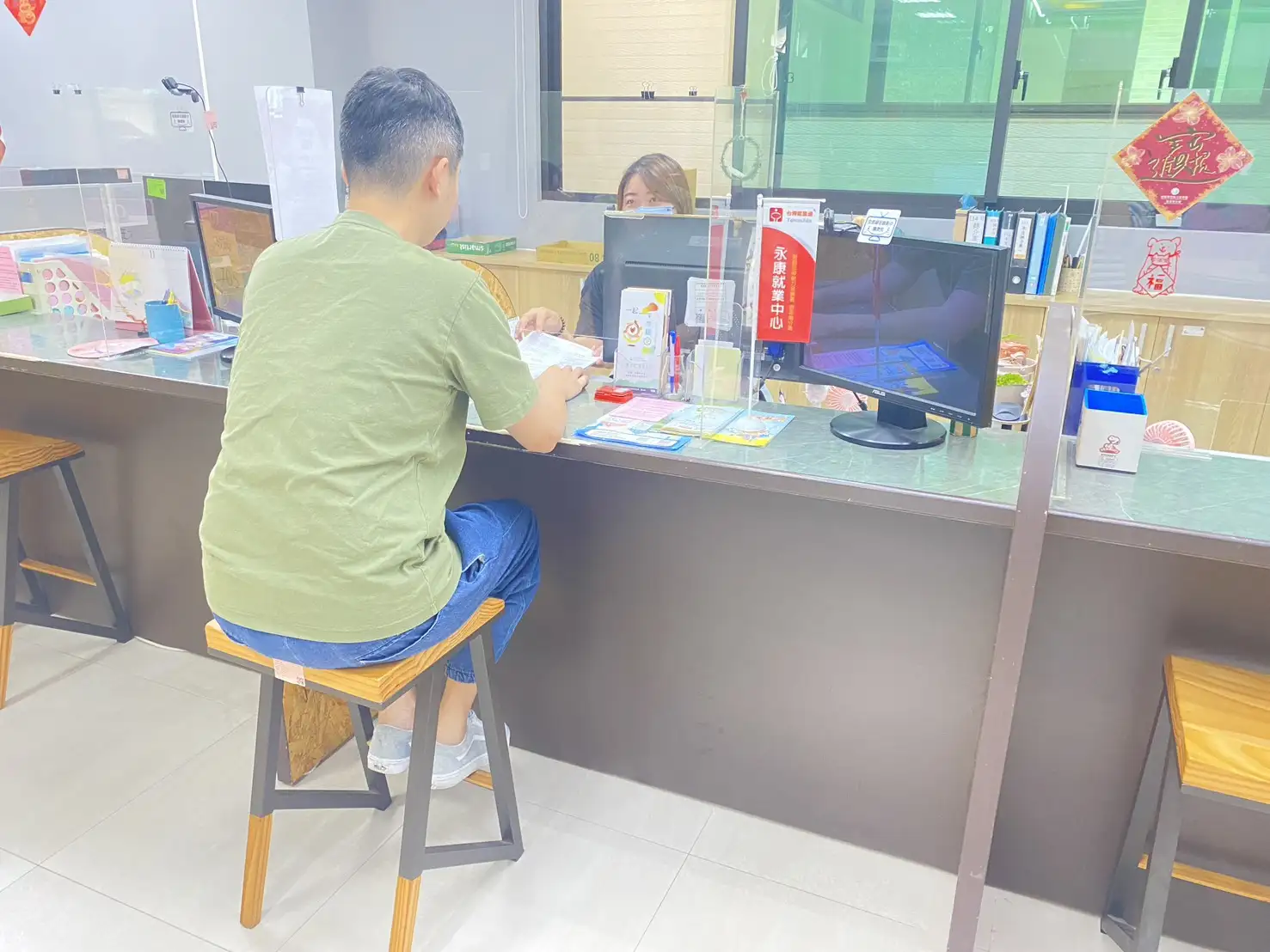 更生人在永康就業中心接受就業諮詢與履歷輔導，透過一對一的支持協助建立自信，順利重返職場。（圖/雲嘉南分署提供）