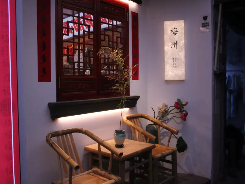 嘉應古城夜色璀璨再現老街風華　客家文化新潮文創吸引遊客打卡熱潮