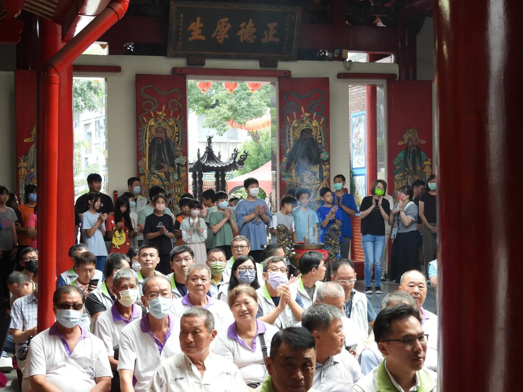 農田水利署高雄管理處10月31日於鳳山區曹公廟舉行曹公239週年聖誕慶典，高雄管理處長呂文豪率領管理處全體員工上香參拜。（水利署高雄處提供）
