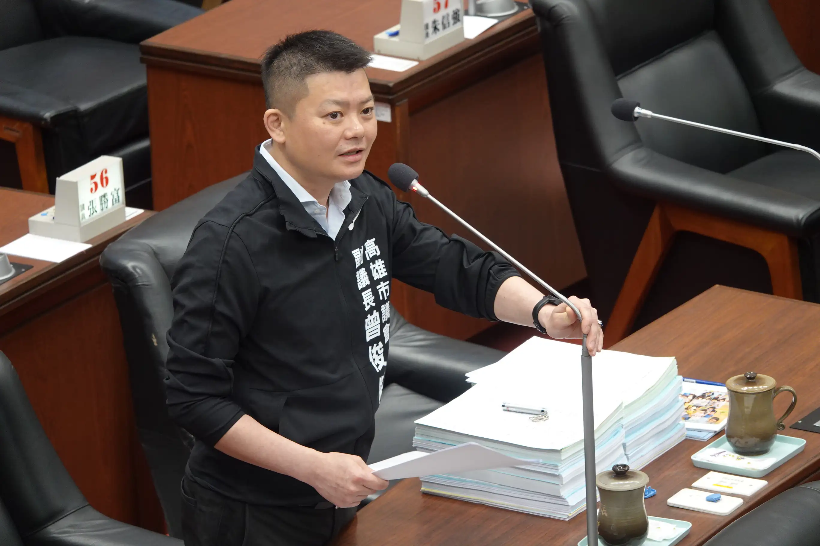 副議長曾俊傑指出，高雄將進入半導體先進製程時代，經發局與勞工局應掌握產業帶來的就業機會，徹底改善高雄就業問題。（記者吳文生攝）