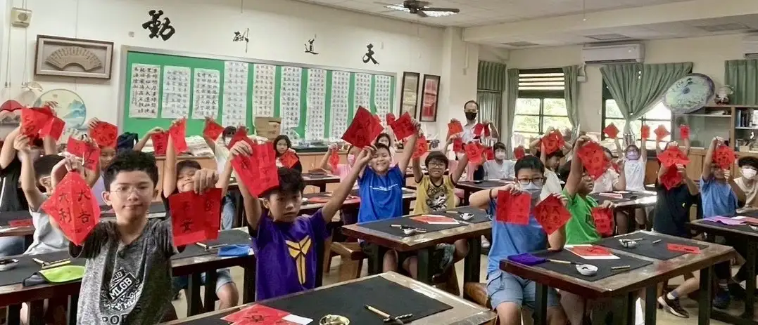 學生專注臨摹甲骨文、隸書，從古老筆畫感受書法的歷史韻味與造型美。（大寮國小提供）