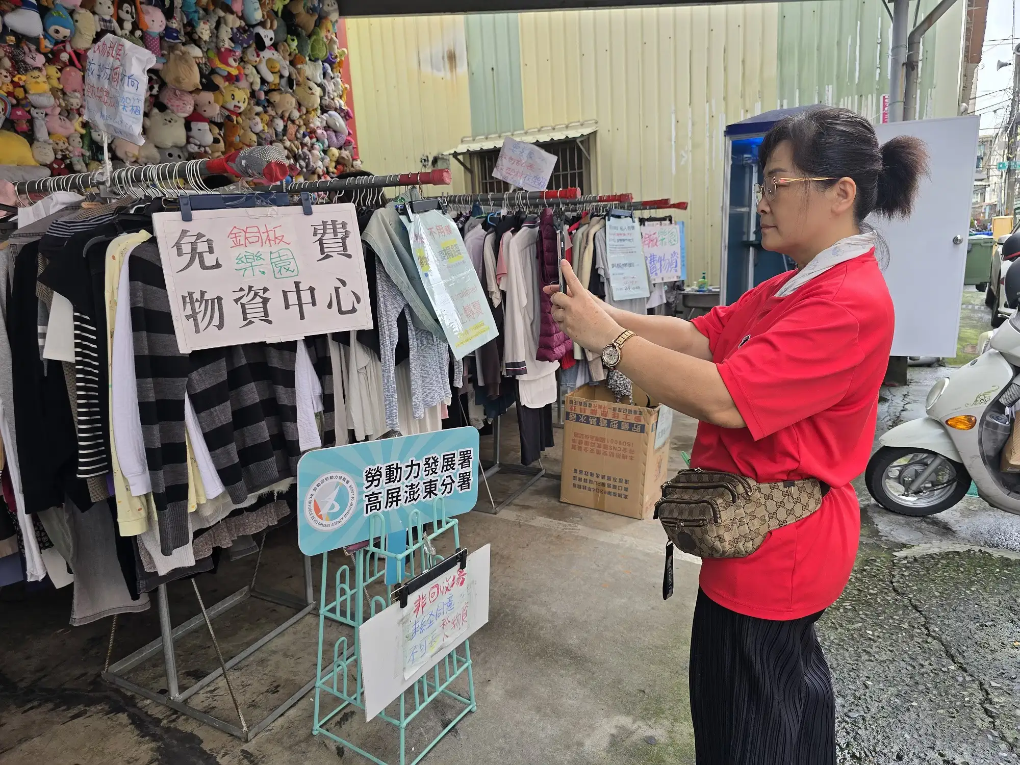 鄭澧純將課堂所學運用於公益活動紀錄，透過鏡頭呈現志工服務與物資募集的暖心時刻。(圖/高屏澎東分署 提供)